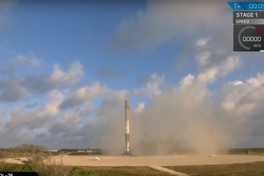 شركة SpaceX تنجح في إطلاق قمر صناعي عسكري وهبوط معزز صاروخ فالكون ٩ للأرض 1