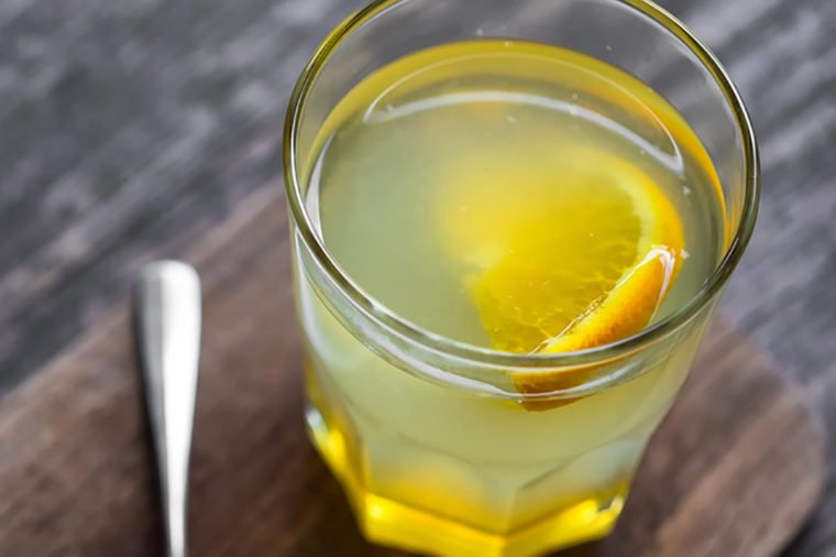الماء والليمون الساخن - 15 نوع طعام لا ينصح به أطباء الأسنان
