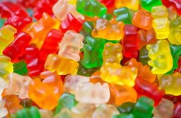 حلوى الأطفال - 15 نوع طعام لا ينصح بها أطباء الأسنان