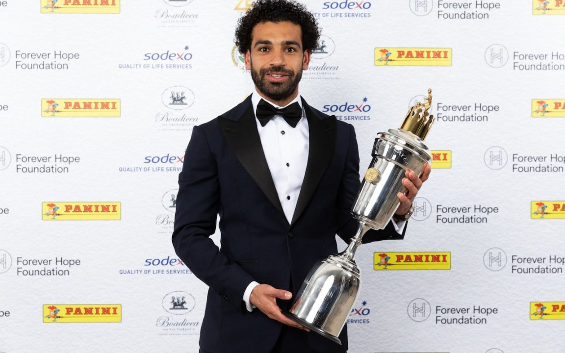 محمد صلاح مع جائزة أفضل لاعب بالدوري الإنجليزي