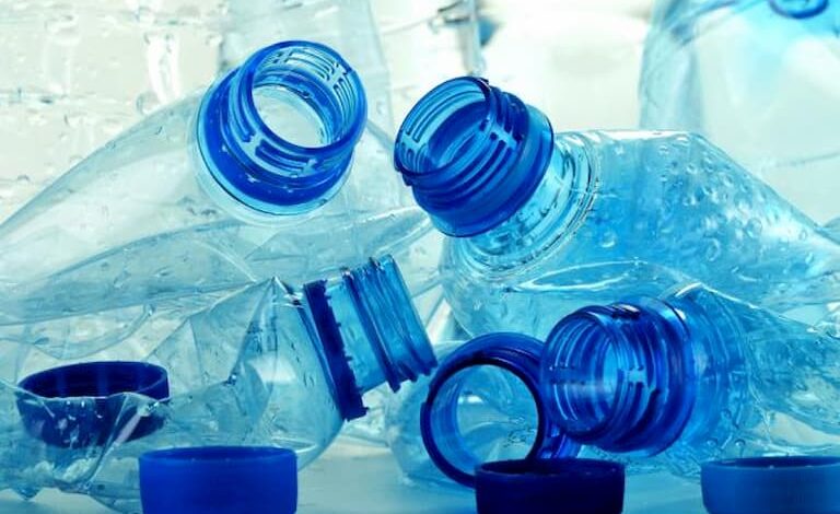 إعادة ملء زجاجة المياه البلاستيكية أمر خطير