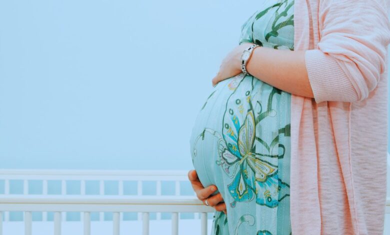 أسباب آلام المفاصل أثناء الحمل وطرق العلاج
