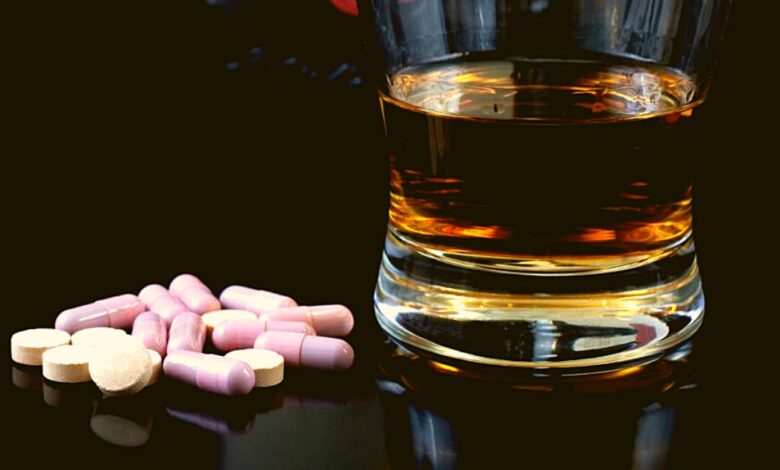 هل من الآمن المزج بين تيربينافين والكحول؟