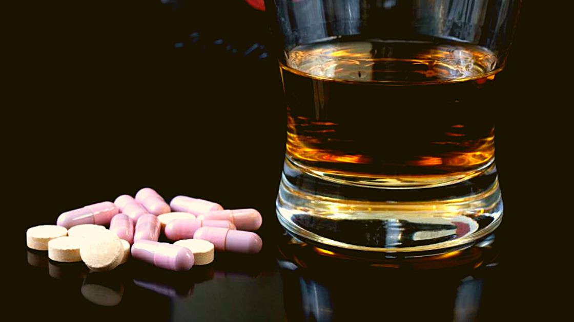 هل من الآمن المزج بين تيربينافين والكحول؟