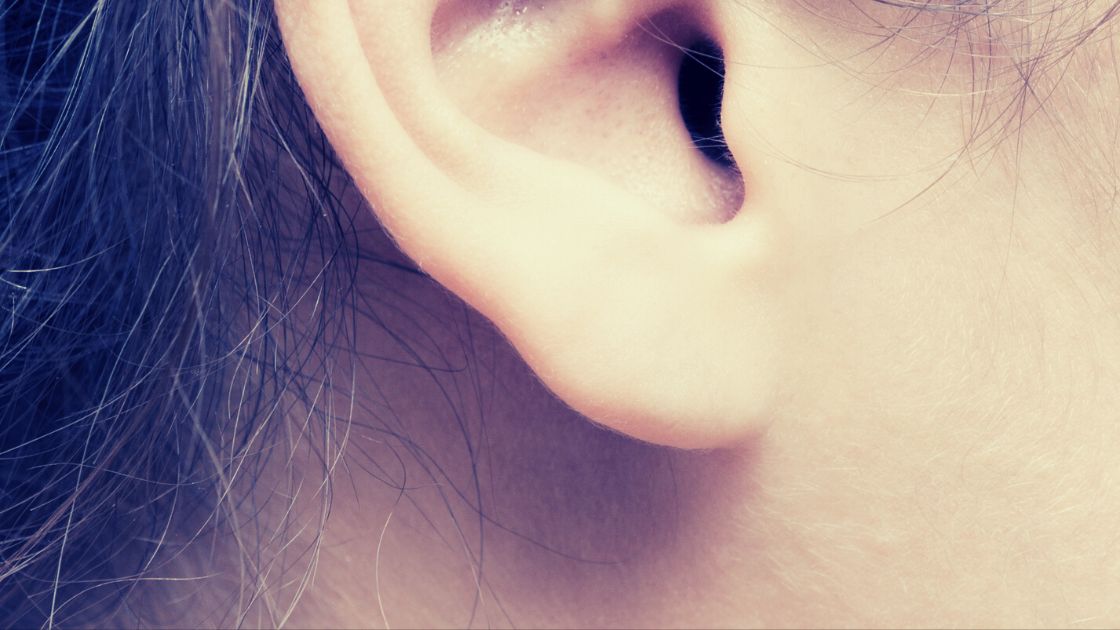 كيف أعالج شحمة الأذن المتورمة؟